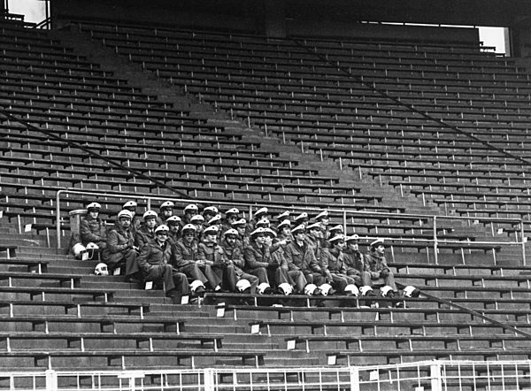 Polizisten als Zuschauer im Fußballstadion