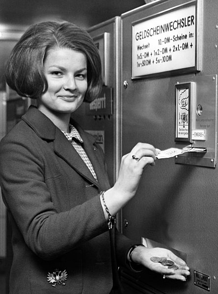 Bargeldwechselautomat in Hamburg 1967