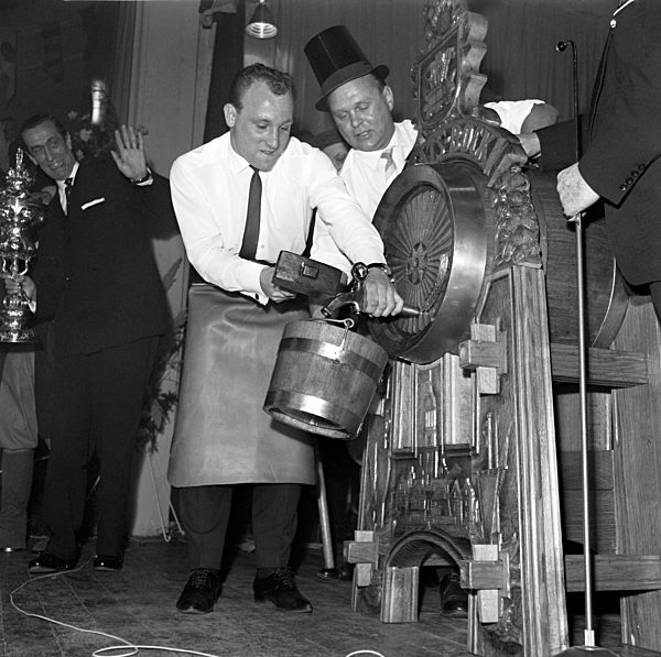 Senatsbock-Anstrich in Hamburg durch National-Mittelstürmer Uwe Seeler