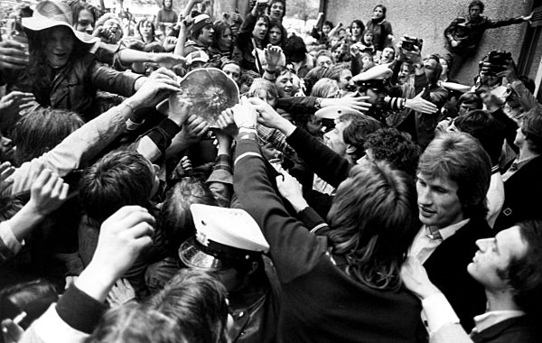 Fußball: HSV-Fans mit dem Europapokal (1977)