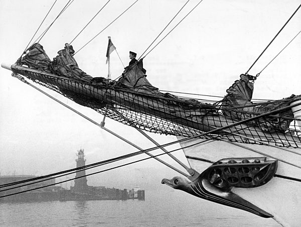 Gorch Fock is taken over by the German navy