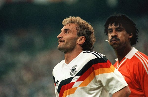 Rijkaard spuckt Völler an