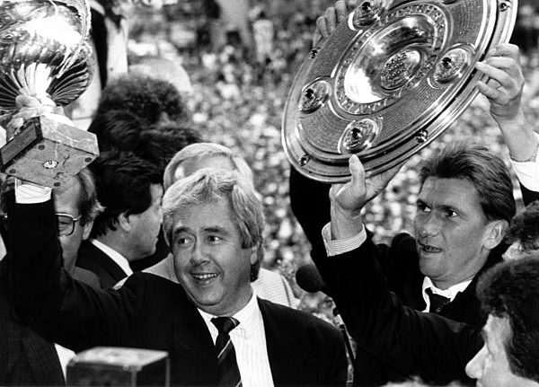 Fußball: Klaus Augenthaler mit der Meisterschale 1989