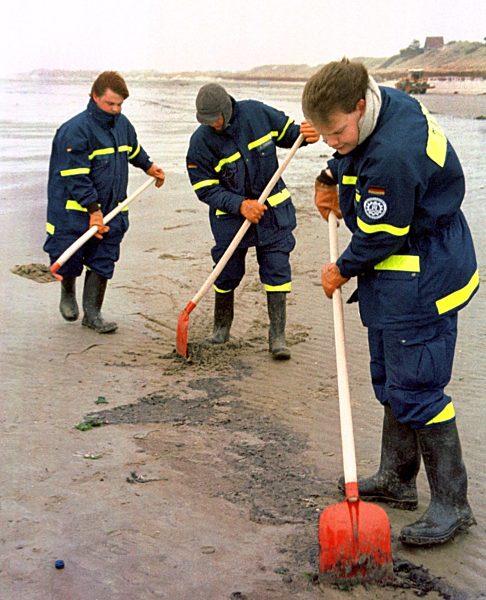 "Pallas"-Unfall: Helfer sammeln Öl am Strand ein