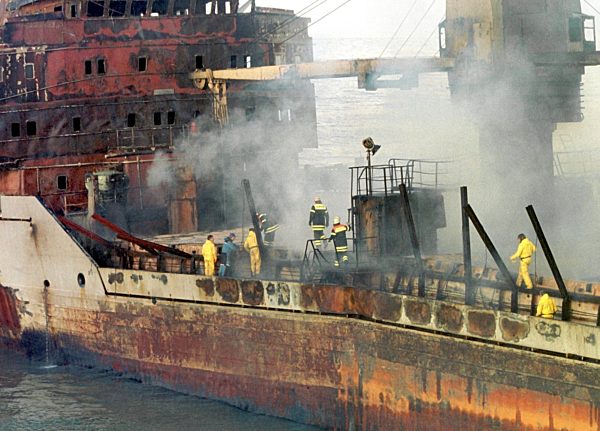 Löscharbeiten auf  Frachter "Pallas"