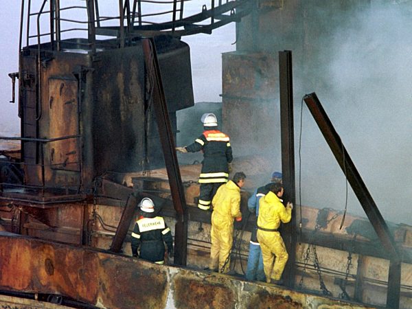 Löscharbeiten auf  Frachter "Pallas"