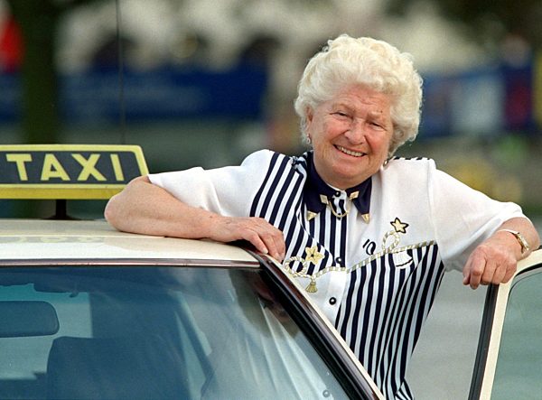 Frieda Biesenthal: Mit 78 Jahren eine der ältesten Taxifahrerinnen