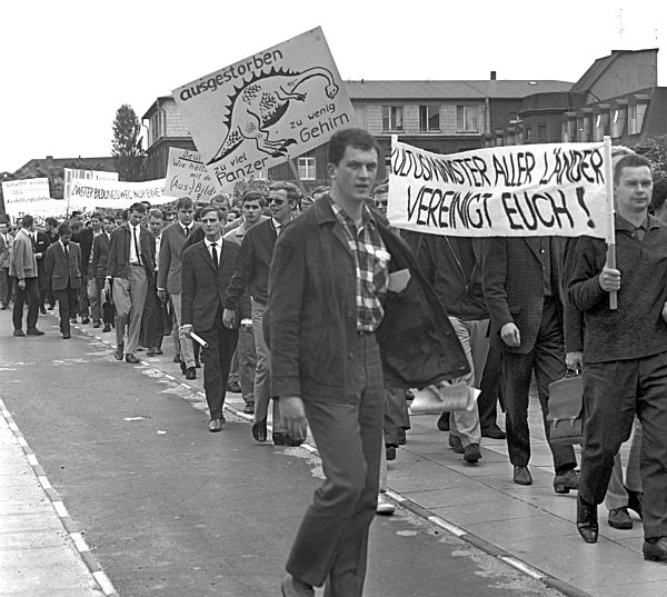 Students demonstrate for Student Loan Law in 1967
