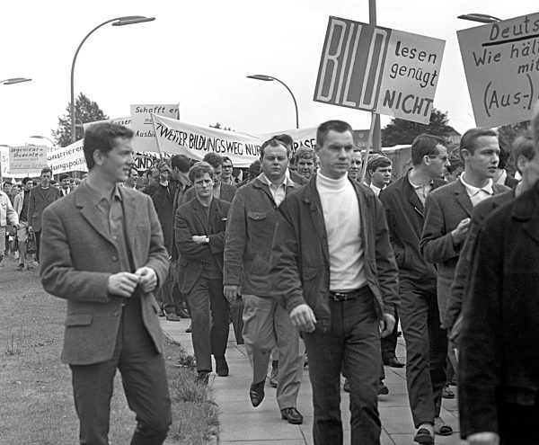 Students demonstrate for Student Loan Law in 1967