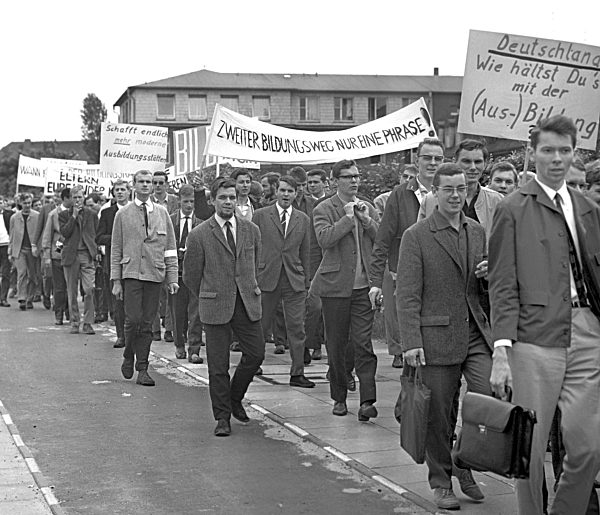 Students demonstrate for Student Loan Law in 1967