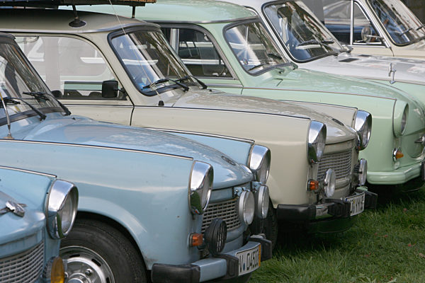 PKW vom Typ Trabant stehen während einer Oldtimerpräsentation im Hof des...