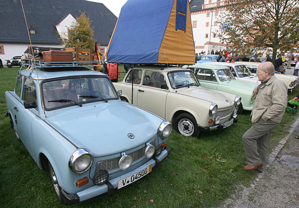 Pkw vom Typ Trabant stehen während einer Oldtimerpräsentation im Hof des...