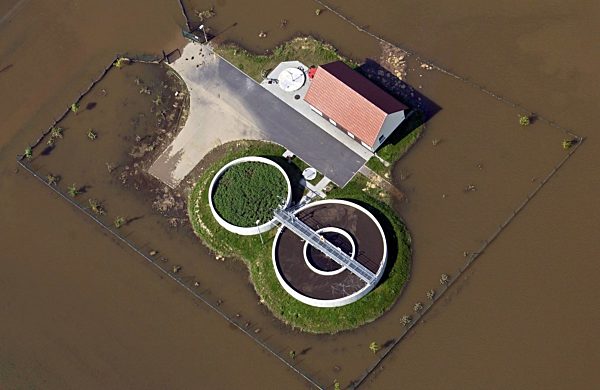 Hochwasser: Dessauer Kläranlage halb unter Wasser