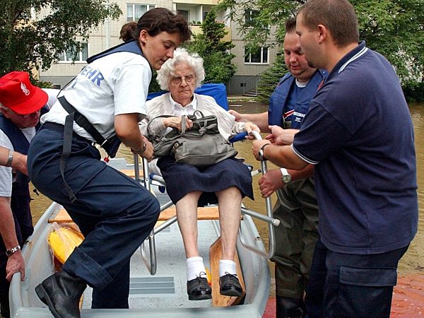 Hochwasser in Dresden - Helfer evakuieren Stadtteile