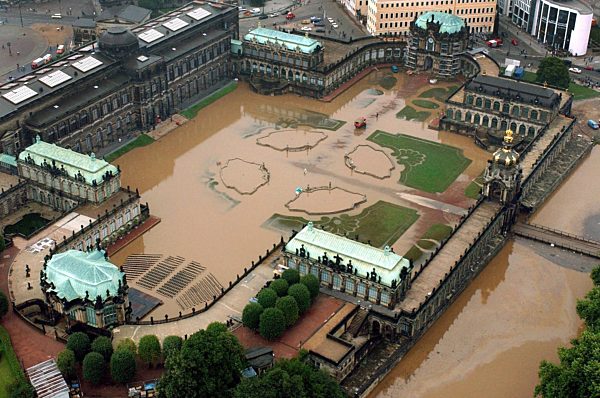 Hochwasser: Überflutung auch im Hof des Dresdner Zwingers
