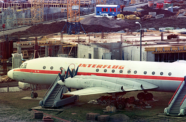 Zeichen des Aufschwungs nahe dem Flughafen Erfurt? Während eine alte IL 18...