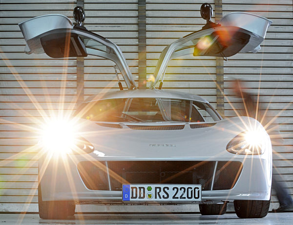 Ein Sportwagen vom Typ Melkus RS 2000 steht in den Werkstätten der Melkus...