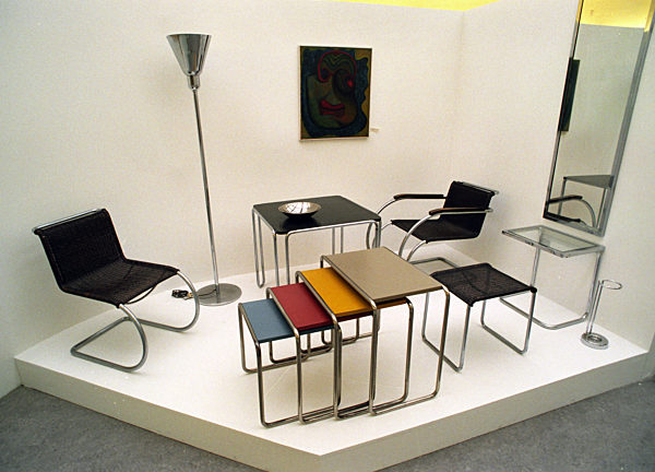 Stahlrohrmöbel von Marcel Breuer und l. Mies van der Rohe aus den Jahren...