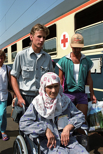 Ankunft bosnischer Flüchtlinge (Archivfoto und Text 1992)