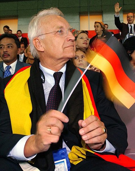 Fußball-WM 2002: Stoiber im Stadion von Yokohama