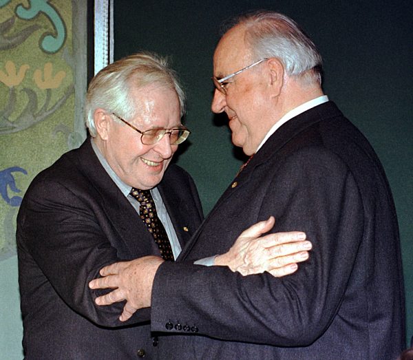 Helmut Kohl umarmt Bernhard Vogel