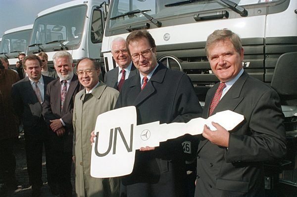 Klaus Kinkel übergibt UN-Fahrzeuge (Archivfoto und Text 1994)