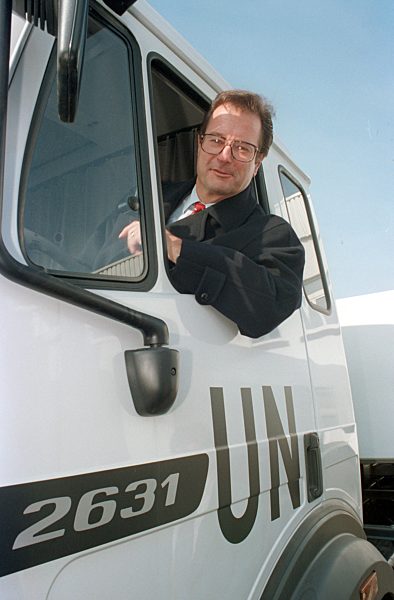 Klaus Kinkel übergibt UN-Fahrzeuge (Archivfoto und Text 1994)