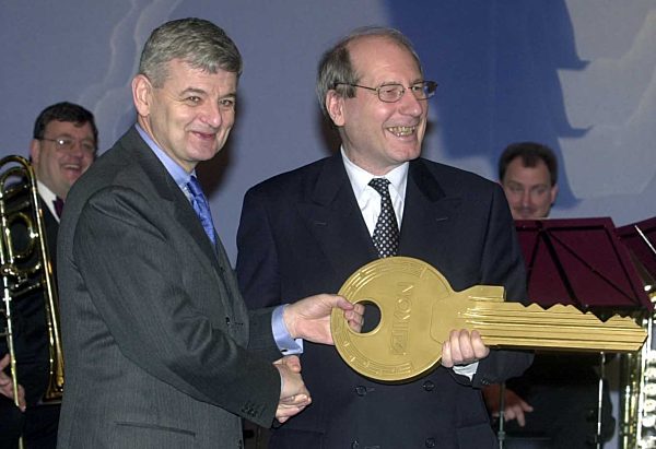 Fischer und Klimmt bei Schlüsselübergabe