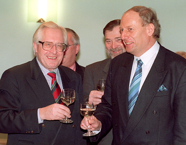 Koalitionsvereinbarung SPD/CDU in Thüringen  (Archivfoto und Text 1994)