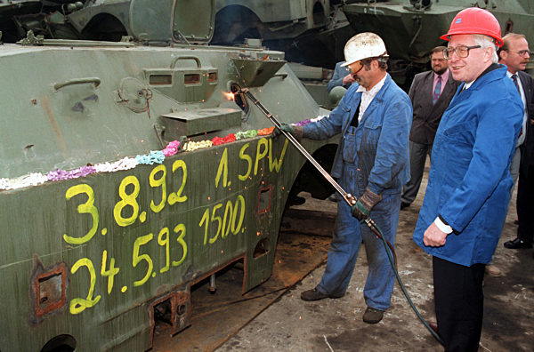Panzerverschrottung (Archivfoto und Text 1993)