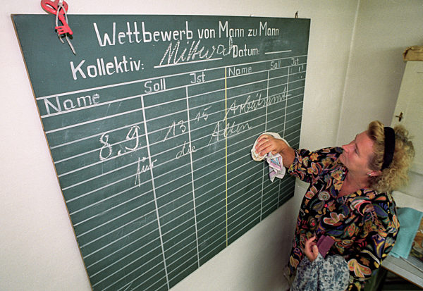 Der Termin auf dem Arbeitsamt ist die letzte Mitteilung auf der großen...