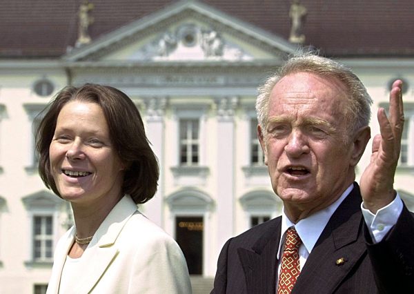 Christina und Johannes Rau vor Schloss Bellevue
