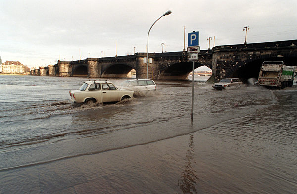 Autofahrer überqueren am 23.12.1993 die von den Fluten der Elbe überspülte...