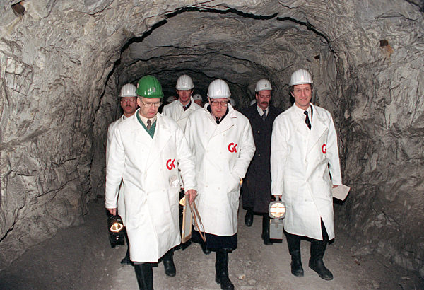 Vogel besichtigt ehemaliges KZ (Archivfoto und Text 1993)