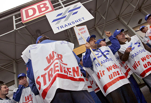 Mitarbeiter der Deutschen Bahn AG streiken am Montag (02.07...