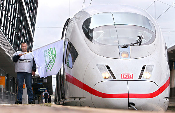 Ein Lokführer der Deutschen Bahn AG hält am Dienstag (10.07...