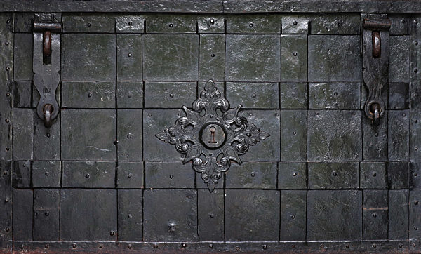 Alte Truhe im Weingut Juliusspital entdeckt