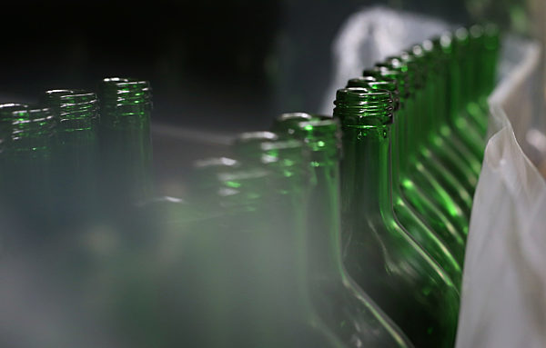 Leere Bocksbeutel hinter Plastikfolie