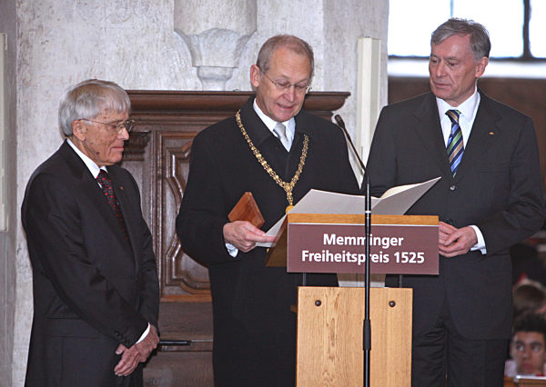 Dem Schriftsteller und Lyriker Reiner Kunze (l) wird am Freitag (20.03...