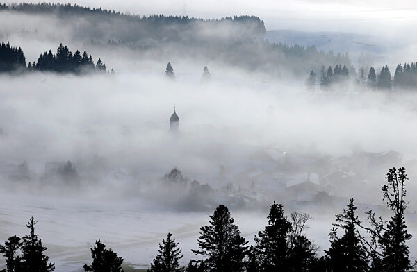 Nebel im Tal und Sonne in den Bergen