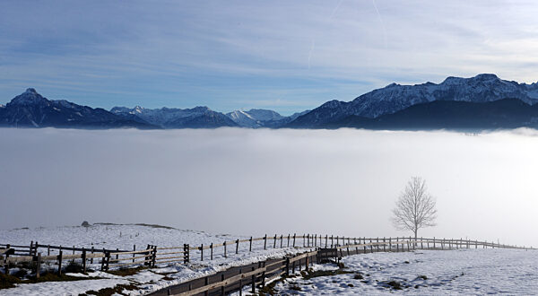 Nebel im Tal und Sonne in den Bergen
