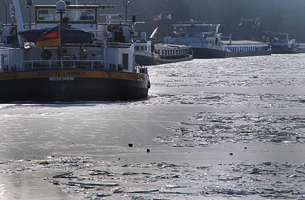 Güterschiffe im Eis