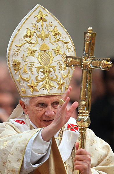 Papst Benedikt XVI. bei Dankgottesdienst im Petersdom