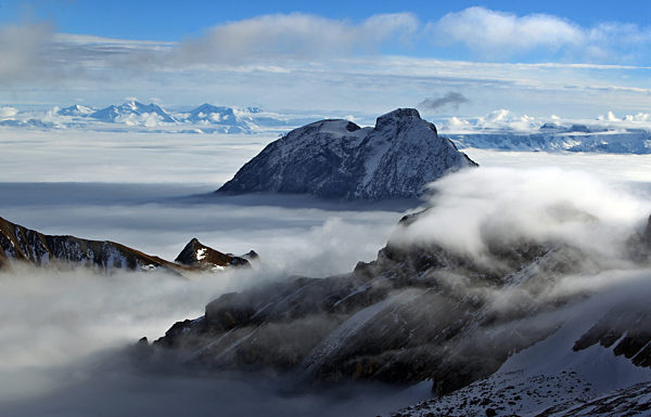 Berggipfel ragen aus dem Nebel