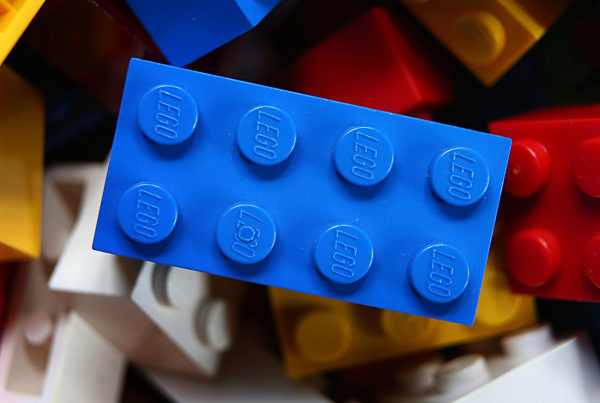 2028-01-28 - 70. Jahrestag Lego-Stein wird patentiert Zwei Reihen mit je vier Noppen oben, unten Hohlröhren - am 28. Januar 1958 wurde der Lego-Stein, wie wir ihn heute kennen, in Dänemark zum Patent angemeldet. Der dänische Tischler Ole Kirk Christiansen, der in den 1930er Jahren Holzspielzeug herstellte, entwickelte ab 1949 erste Bausteine aus Kunststoff, die Lego-Mauersteine. Den Namen „Lego“ („Leg godt“ – „Spiel gut“ ) ließ er bereits 1954 offiziell eintragen.