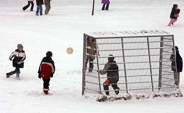 Kinder spielen am Mittwoch (24.01.2007) im Pausenhof einer Grundschule in...