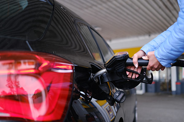Frau an der Tankstelle