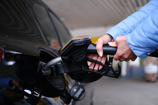 Frau an der Tankstelle
