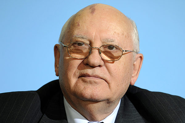 Der frühere sowjetischen Staats- und Parteichef Michail Gorbatschow sitzt am...