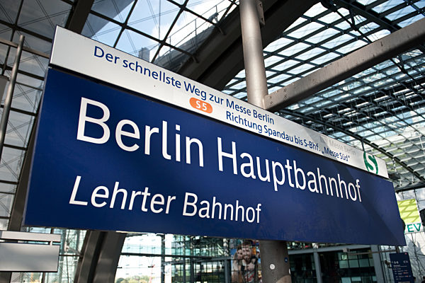Lehrter Bahnhof lebt weiter - Schilder wieder angeschraubt
